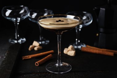 Espresso martini kokteyli, lezzetli alkol içeceği, tatlı kokteyli.
