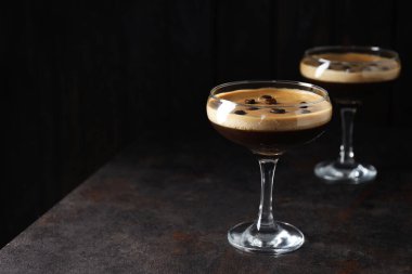 Espresso martini kokteyli, lezzetli alkol içeceği, mesaj atmak için yer.