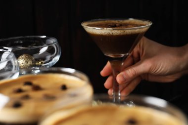 Espresso martini kokteyli, lezzetli alkol içeceği, tatlı kokteyli.