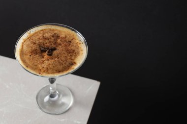 Espresso martini kokteyli, lezzetli alkol içeceği, mesaj atmak için yer.