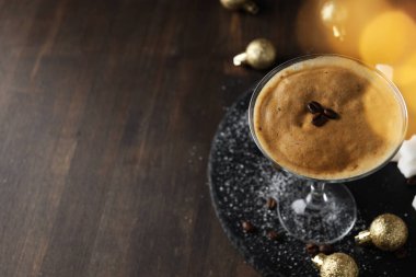 Espresso martini kokteyli, lezzetli alkol içeceği, mesaj atmak için yer.