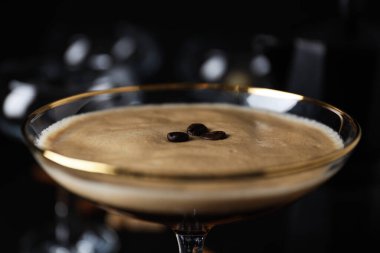 Espresso martini kokteyli, lezzetli alkol içeceği, tatlı kokteyli.