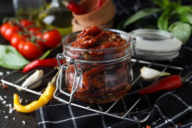 Lezzetli yemek kavramı - lezzetli kurutulmuş domates