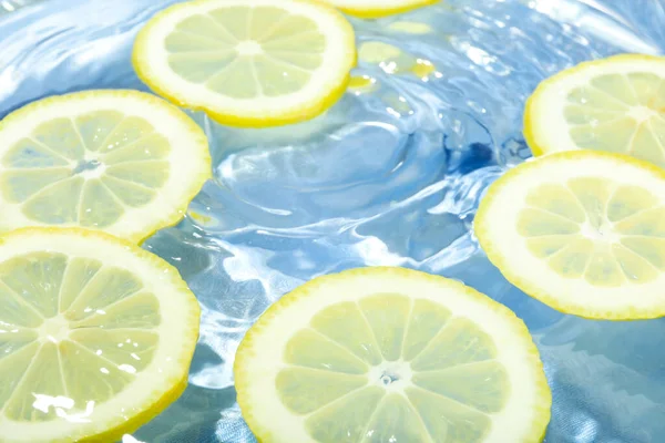 Zitronenscheiben Wasser Konzept Der Frische — Stockfoto