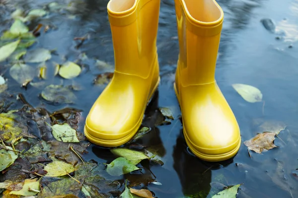 Sárga Gumicsizma Szabadban Esős Időben — Stock Fotó