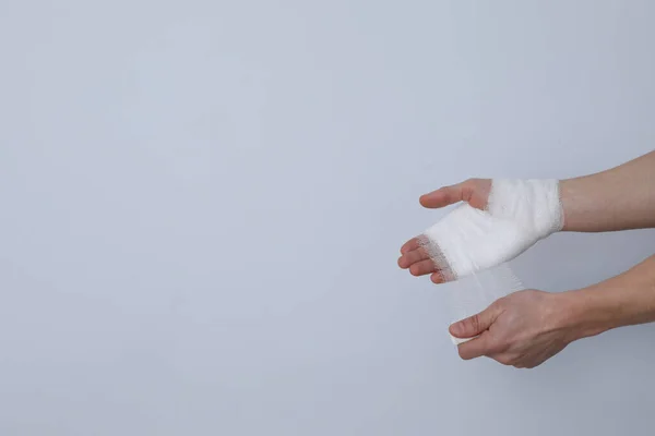 Pomysł Pomocy Podczas Urazu Człowiek Owijający Dłoń Bandaż Białym Tle — Zdjęcie stockowe