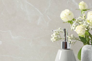 Vücut bakım aksesuarları, kozmetik ve banyo aksesuarları kavramı