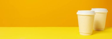 Boş kağıt bardaklar, dağıtım için kompozisyon ve paket konsepti, metin için alan