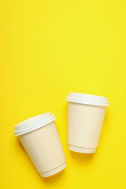 Boş kağıt bardaklar, dağıtım ve paket konsepti.