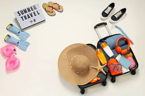 Βαλίτσα Αποσκευές Αποσκευές Για Καλοκαιρινά Ταξίδια Και Διακοπές Top View — Φωτογραφία Αρχείου