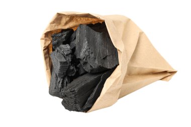 Beyaz arkaplanda doğal odun kömürü izole edilmiş