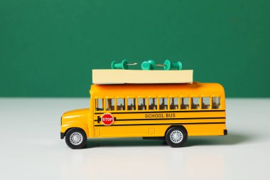 Okul aksesuarları ile okul eğitimi kavramı