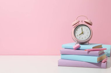 Okul aksesuarları ile okul eğitimi kavramı, metin için alan