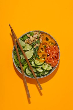 Lezzetli ve besleyici yiyeceklerle dolu bir kase.