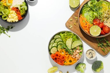 Lezzetli ve besleyici yiyeceklerle dolu kaseler.