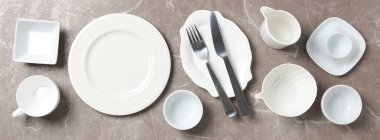 Boş tabaklar, minimal ve minimalizm konsepti bileşimi