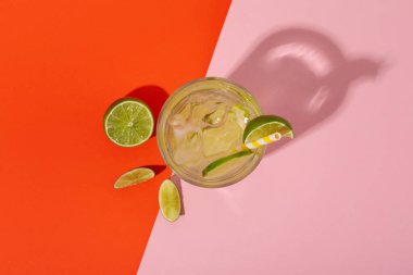 Bir bardak mojito, nefis taze yaz kokteyli, en iyi manzara.