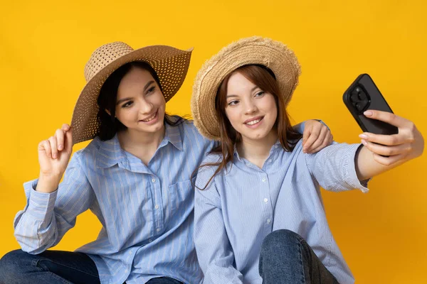 Duas Belas Mulheres Jovens Irmãs Gêmeos Fundo Amarelo — Fotografia de Stock