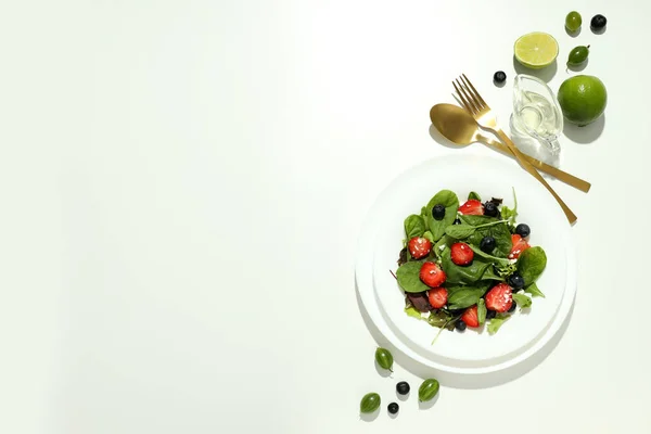 Concept Van Smakelijke Salade Salade Met Aardbeien Ruimte Voor Tekst — Stockfoto