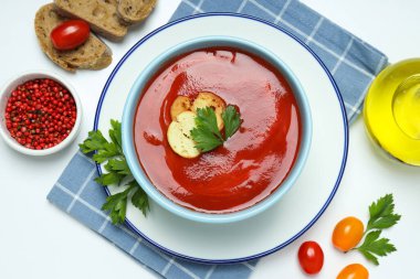 Domatesten yapılmış yemek. Lezzetli domates çorbası.