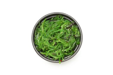 Japon mutfağı kavramı, Chuka salatası, beyaz arka planda izole edilmiş.