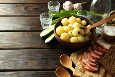 Haşlanmış taze patatesli lezzetli yemek kavramı, yazı için yer.