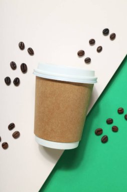 Boş kağıt bardak, dağıtım için kompozisyon ve paket konsepti, metin için boşluk