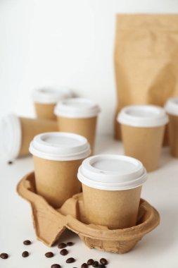 Boş kağıt bardaklar, dağıtım ve paket konsepti.