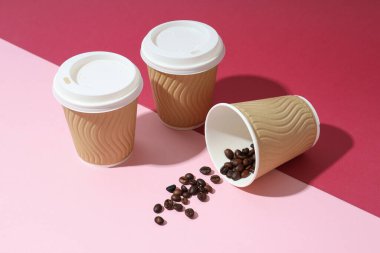 Boş kağıt bardaklar, dağıtım ve paket konsepti.