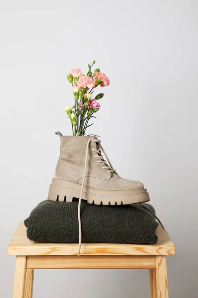 Konzept Der Schuhe Frauenschuh Vor Hellgrauem Hintergrund — Stockfoto