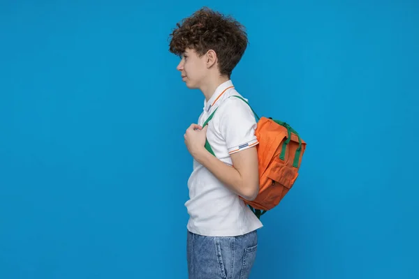 Attraktiver Junge Teenager Mit Rucksack Auf Blauem Hintergrund — Stockfoto