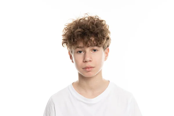Atrakcyjny Chłopiec Nastolatek Izolowany Białym Tle — Zdjęcie stockowe