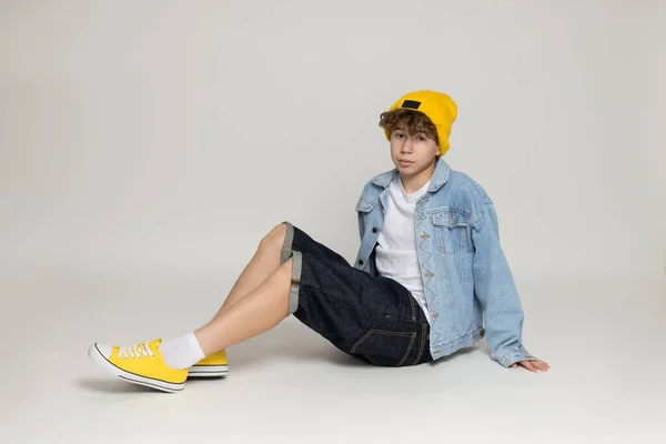 Ελκυστικό Αγόρι Έφηβος Κομψά Ρούχα Γκρι Φόντο — Φωτογραφία Αρχείου