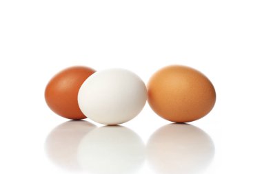 Pişirme malzemeleri, beyaz arkaplanda izole edilmiş yumurtalar
