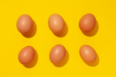 Bulaşık pişirmek için gerekenler: Yumurtalar, üst manzara.