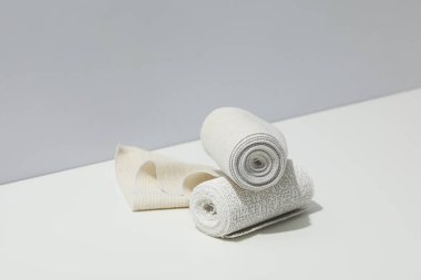 İlk yardım anlayışı, beyaz masada farklı bandaj.