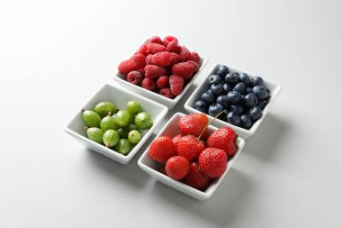 Taze yiyecek kavramı, hafif arka planda böğürtlen