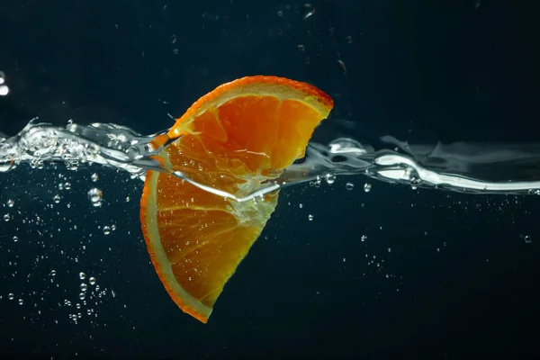 Apelsinskiva Vatten Begreppet Friskhet — Stockfoto