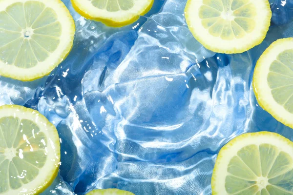 Potongan Lemon Dalam Air Konsep Kesegaran — Stok Foto