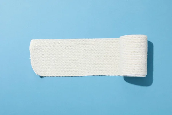 Conceito Ajuda Durante Uma Lesão Bandagem Elástica Fundo Azul — Fotografia de Stock