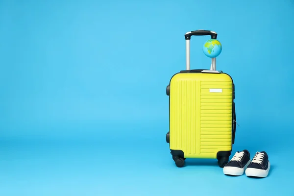 Βαλίτσα Αποσκευές Αποσκευές Για Καλοκαιρινά Ταξίδια Και Διακοπές Χώρος Για — Φωτογραφία Αρχείου