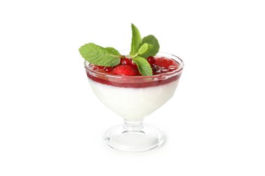 Lezzetli tatlı - Panna Cotta, beyaz arka planda izole edilmiş.