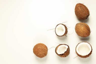 Beyaz arka planda Hindistan cevizi olan yaz konsepti kompozisyonu