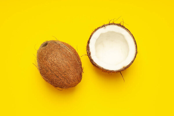 Состав для летней концепции с кокосом на желтом фоне