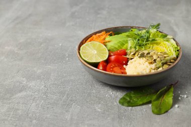 Lezzetli ve besleyici yiyeceklerle kase, metin için yer