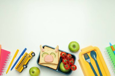 Beslenme çantasında yemek, yemek kutusunda okul için yiyecek var.