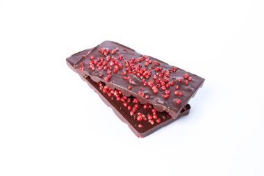 Lezzetli gurme yiyecekler - biberli çikolata, beyaz arka planda izole edilmiş.
