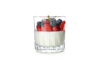 Lezzetli tatlı - Panna Cotta, beyaz arka planda izole edilmiş.