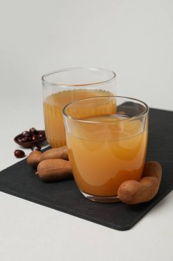 Taze tatlı içecek - demirhindi suyu, ferahlatıcı bir içecek.