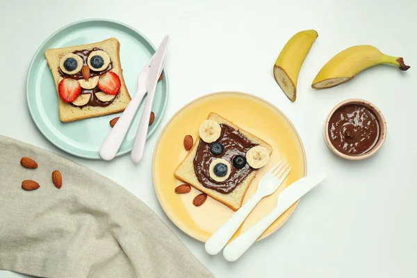 Lezzetli bir kahvaltı ya da çocuk için öğle yemeği. Tost, çocuğun götürebileceği yemek.